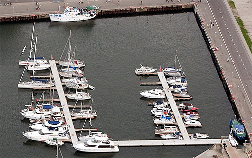 Jachtų uostas ant betoninių pontonų. Pontonai 12 x 2,4 m.