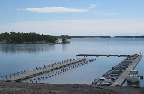 Uostas. Betoniniai pontonai ir atskiri betoniniai pontonai su mediniu rėmu.