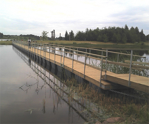 Kupiškis. 100 m peščiujų  pontoninis tiltas. Plastikiniai pontonai.