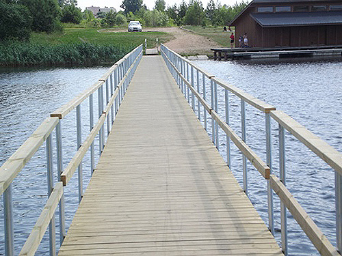 Kupiškis. 100 m pomtonis tiltas į "Uošvės liežuvį". Plastikiniai pontonai.